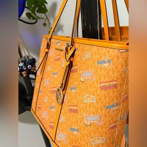 •NWT•MICHAEL KORS Jet Set Large Printed Signature Logo Tote Bag